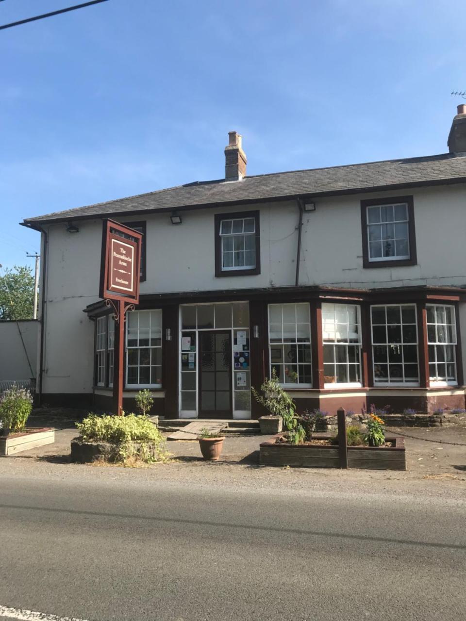 The Penruddocke Arms Dinton (Wiltshire) Exterior foto